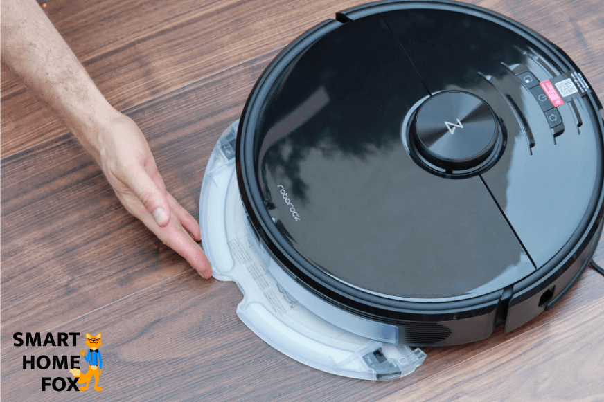 Бак для воды и пластина для мытья прикреплены к роботу-пылесосу Roborock S6 MaxV сзади.